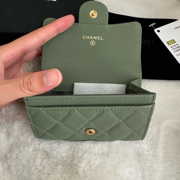 Brand New Green Cardholder Wallet - Received as Gift ❌ Not the Brand Likely! - Picture 5 of 6